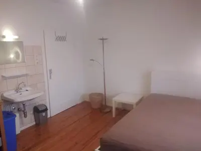 Ein Bett oder Betten in einem Zimmer der Unterkunft Zimmer nähe Festspielhaus/HBF