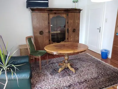 Ein Sitzbereich in der Unterkunft Zimmer nähe Festspielhaus/HBF