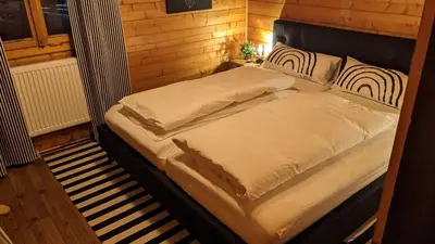 Ein Bett oder Betten in einem Zimmer der Unterkunft Ferienhaus-Blockhütte im Fichtelgebirge - Nagler See 2 km
