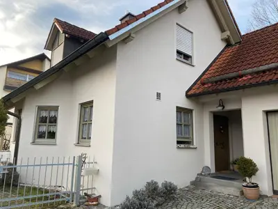 Das Gebäude in dem sich das Ferienhaus befindet