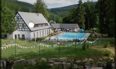 Der Swimmingpool an oder in der Nähe von Ferienwohnung Hänel
