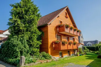 Das Gebäude in dem sich die Ferienwohnung befindet