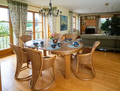 Ein Sitzbereich in der Unterkunft Ferienwohnung Schwatlo