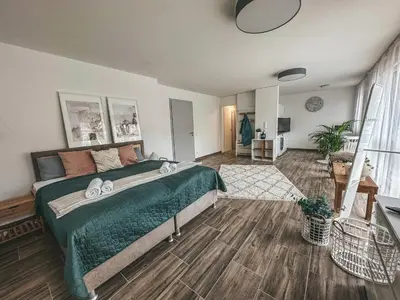 Ein Bett oder Betten in einem Zimmer der Unterkunft Sali Homes AM1 Elegant and Stylish Retreat in Heart of Bayreuth, Close to River