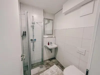 Ein Badezimmer in der Unterkunft Sali Homes AM1 Elegant and Stylish Retreat in Heart of Bayreuth, Close to River